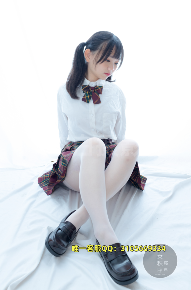 第361期-复古皮椅上的学院风少女